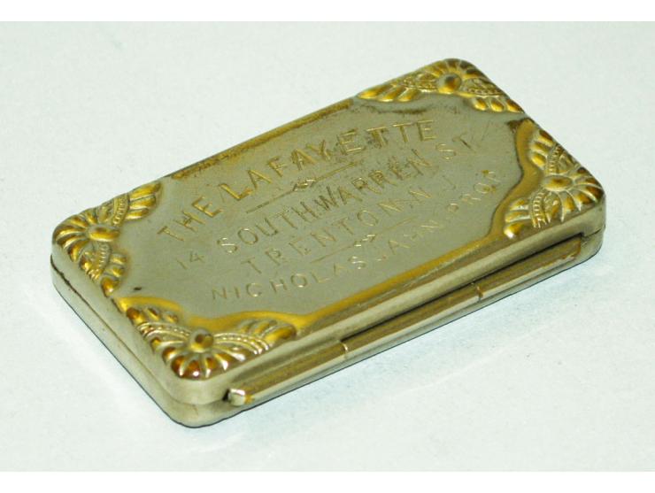 Seltener Briefmarkenhalter mit gravierter Werbeinschrift: "The Lafayette - 14 South Warren St. - Trenton, N.J. - Nicholas Jah