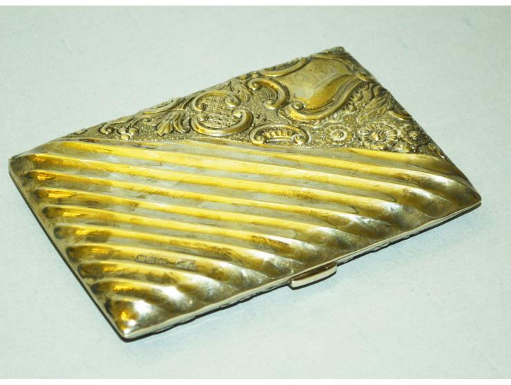 Englisches Silber, flache Visitenkartendose mit Briefmarkenfächer, getriebenes Silber mit graviertem Monogramm "A". Innen mit