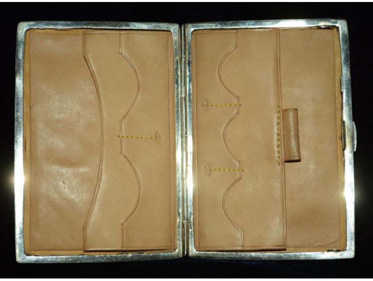 Englisches Silber, flache Visitenkartendose mit Briefmarkenfächer, getriebenes Silber mit graviertem Monogramm "A". Innen mit