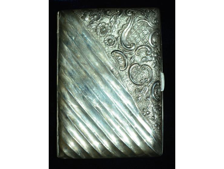 Englisches Silber, flache Visitenkartendose mit Briefmarkenfächer, getriebenes Silber mit graviertem Monogramm "A". Innen mit