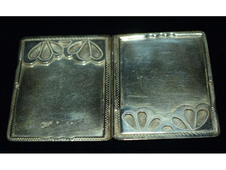 Sterling-Silber, Briefmarkendose mit eingravierten japanischen Schriftzeichen, Ende 19. Jhd., reich ziseliert mit Bambusdesig