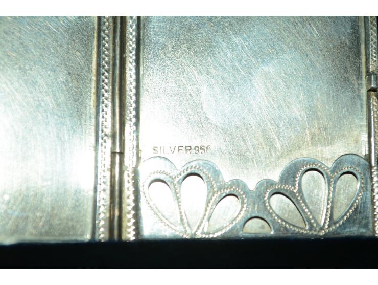 Sterling-Silber, Briefmarkendose mit eingravierten japanischen Schriftzeichen, Ende 19. Jhd., reich ziseliert mit Bambusdesig