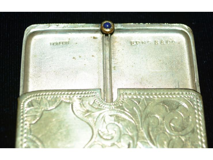 Englisches Silber, kleine Briefmarkendose, Ende 19. Jhd, Englische Punzmarken, wohl versilbert. Die Dose ist reich mit floral