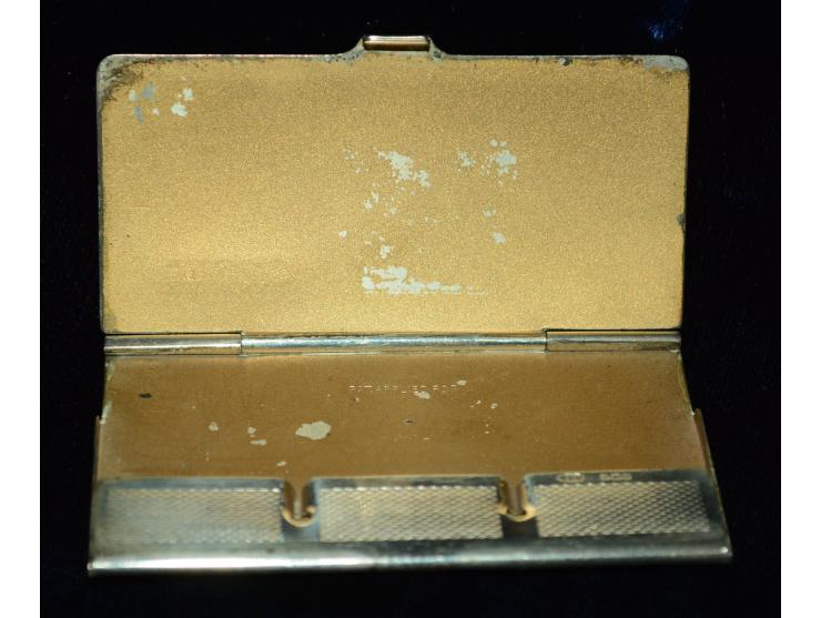 Englisches Silber, flache Briefmarkendose, fein ziseliert und graviert "Stamps", drei Briefmarkenfächer. Saubere Erhaltung.