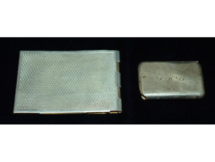 Kleines Lot mit zwei kleinen Briefmarkenhaltern, ein Halter versilbert und schönem Schriftzug "Stamps" vorderseitig, sowie In