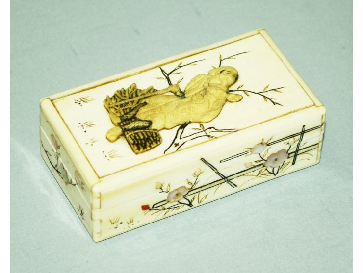 Japanische Briefmarkendose aus Bein, wohl 19. Jhd, mit schöner Gravur und aufgesetzten Bein- und Perlmuttapplikationen, zwei 