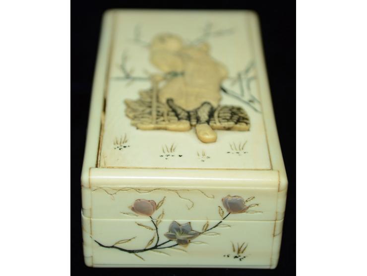 Japanische Briefmarkendose aus Bein, wohl 19. Jhd, mit schöner Gravur und aufgesetzten Bein- und Perlmuttapplikationen, zwei 