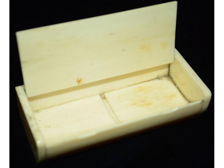 Japanische Briefmarkendose aus Bein, wohl 19. Jhd, mit schöner Gravur und aufgesetzten Bein- und Perlmuttapplikationen in flo