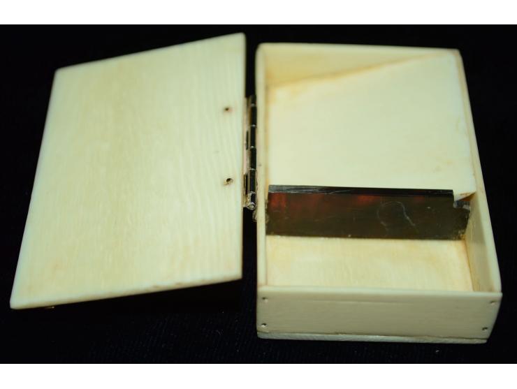 Briefmarkendose aus Bein mit schöner Gravur "Timbres S. Plumes", eingefasst mit Bronzeapplikationen, zwei Briefmarkenfächer, 