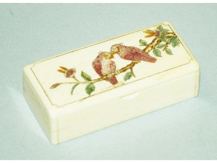 Briefmarkendose aus Bein mit schöner Gravur zweier Kakadus, farblich unterlegt, ein grosses Briefmarkenfach, schöne Erhaltung