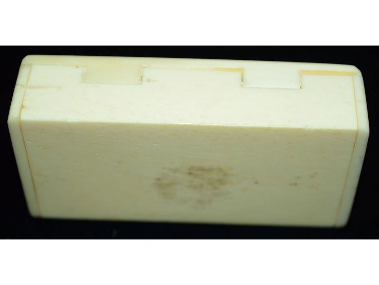 Briefmarkendose aus Bein mit schöner Gravur zweier Kakadus, farblich unterlegt, ein grosses Briefmarkenfach, schöne Erhaltung