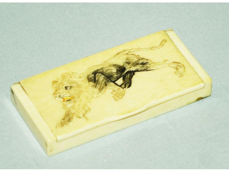 Briefmarkendose aus Bein, wohl 19. Jhd, mit schöner Gravur eines Löwen mit Farbresten, zwei Briefmarkenfächer, schöne Erhaltu