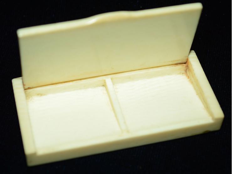 Briefmarkendose aus Bein, wohl 19. Jhd, mit schöner Gravur eines Löwen mit Farbresten, zwei Briefmarkenfächer, schöne Erhaltu