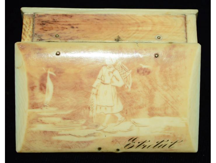 Briefmarkendose aus Bein mit schöner Gravur einer jungen Frau am Strand eines Sees, cirka 1910, zwei Briefmarkenfächer, schön