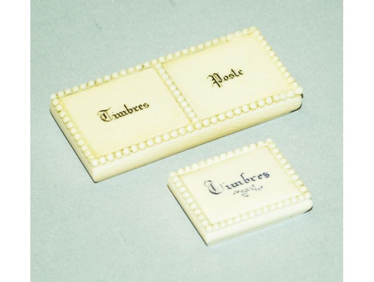 Briefmarkendose aus Bein mit Aufschrift "Timbres" und "Poste", cirka 1910, zwei Briefmarkenfächer mit jeweils eigenem Schubde