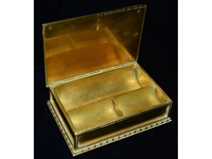 Briefmarkendose aus Bronze und Kupfer mit sehr schön verziertem Deckel. Die Dose hat drei Breifmarkenfächer. Die Dose ist auf