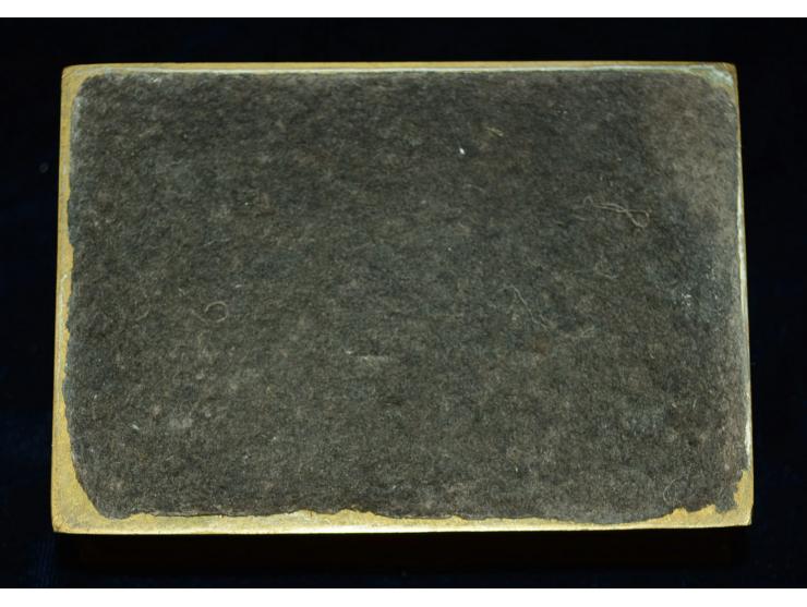 Briefmarkendose aus Bronze und Kupfer mit sehr schön verziertem Deckel. Die Dose hat drei Breifmarkenfächer. Die Dose ist auf
