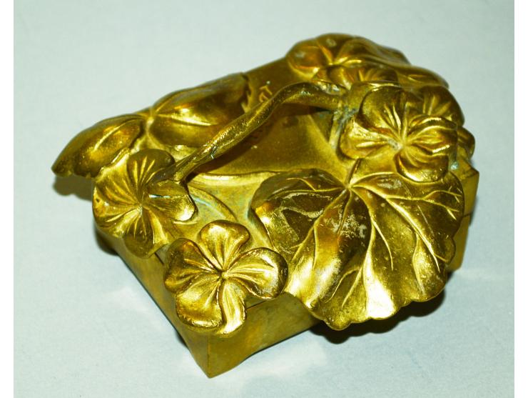 Schwere Bronze-Briefmarkendose im Jugenstil mit drei Briefmarkenfächer, signiert L Dupont, wohl Frankreich, sehr schöne Erhal
