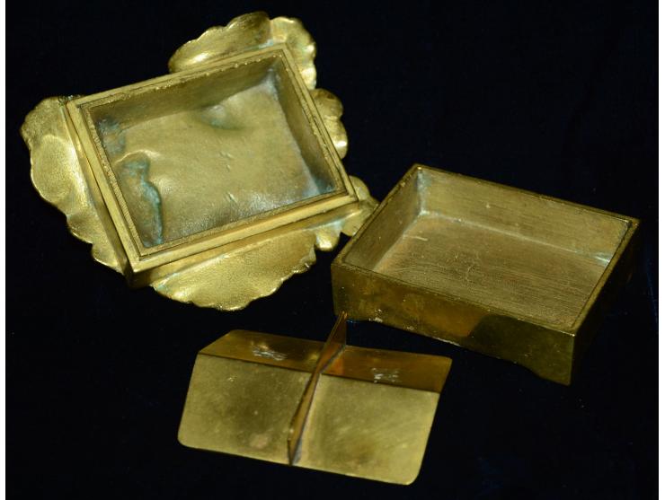 Schwere Bronze-Briefmarkendose im Jugenstil mit drei Briefmarkenfächer, signiert L Dupont, wohl Frankreich, sehr schöne Erhal