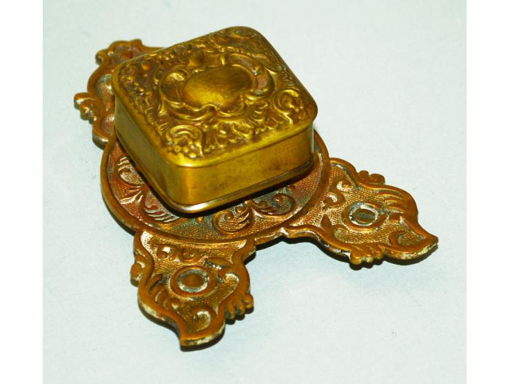 Kleine Briefmarkendose aus Bronze, mit reicher floraler Verzierung, ungemarkt. Die Briefmarkendose enthält ein Briefmarkenfac