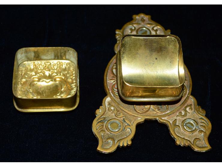 Kleine Briefmarkendose aus Bronze, mit reicher floraler Verzierung, ungemarkt. Die Briefmarkendose enthält ein Briefmarkenfac