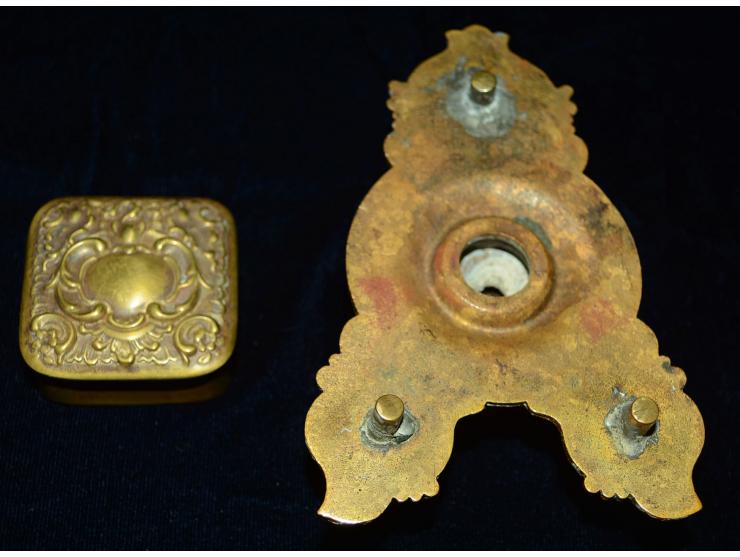 Kleine Briefmarkendose aus Bronze, mit reicher floraler Verzierung, ungemarkt. Die Briefmarkendose enthält ein Briefmarkenfac