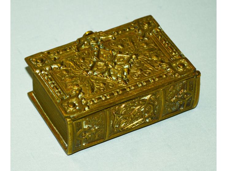 Bronze Breifmarkendose in der Form eines Buches, wohl 19. Jhd., drei Briefmarkenfächer, saubere Erhaltung.