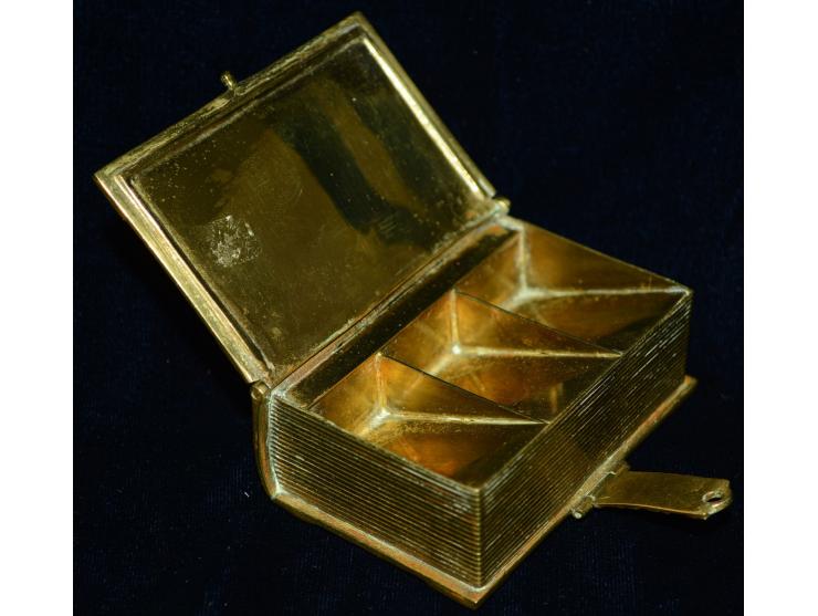 Bronze Breifmarkendose in der Form eines Buches, wohl 19. Jhd., drei Briefmarkenfächer, saubere Erhaltung.