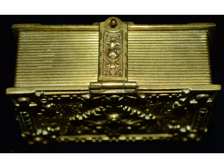 Bronze Breifmarkendose in der Form eines Buches, wohl 19. Jhd., drei Briefmarkenfächer, saubere Erhaltung.