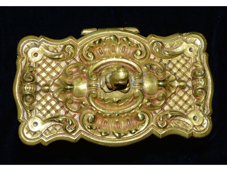 Briefmarkendose im Rokkokostil in schwerer Bronze-Ausführung. Die Dose hat drei Briefmarkenfächer. Sehr schöne Erhaltung.