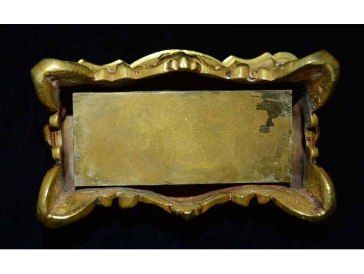 Briefmarkendose im Rokkokostil in schwerer Bronze-Ausführung. Die Dose hat drei Briefmarkenfächer. Sehr schöne Erhaltung.