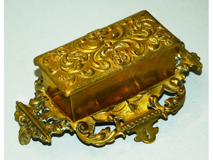 Briefmarkendose aus Bronze, reich verziert. Die Dose hat drei Briefmarkenfächer. Gebrauchsspuren, schöne Patina.