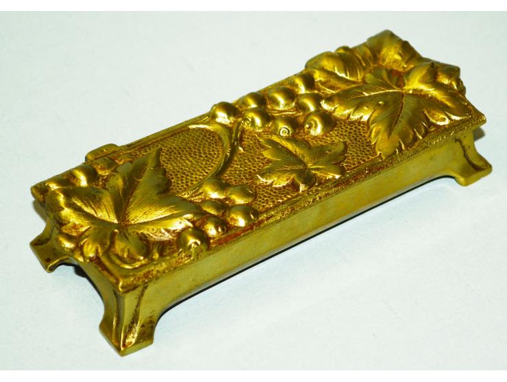 Briefmarkendose aus Bronze, reich verziert mit floralem Jugendstildesign. Die Briefmarkendose enthält vier Briefmarkenfächer.