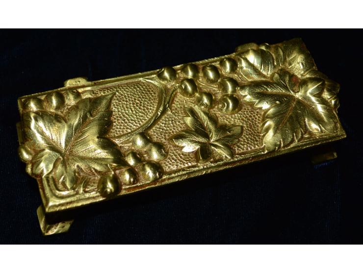 Briefmarkendose aus Bronze, reich verziert mit floralem Jugendstildesign. Die Briefmarkendose enthält vier Briefmarkenfächer.