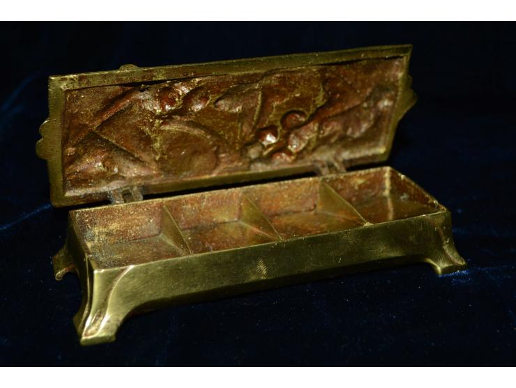 Briefmarkendose aus Bronze, reich verziert mit floralem Jugendstildesign. Die Briefmarkendose enthält vier Briefmarkenfächer.
