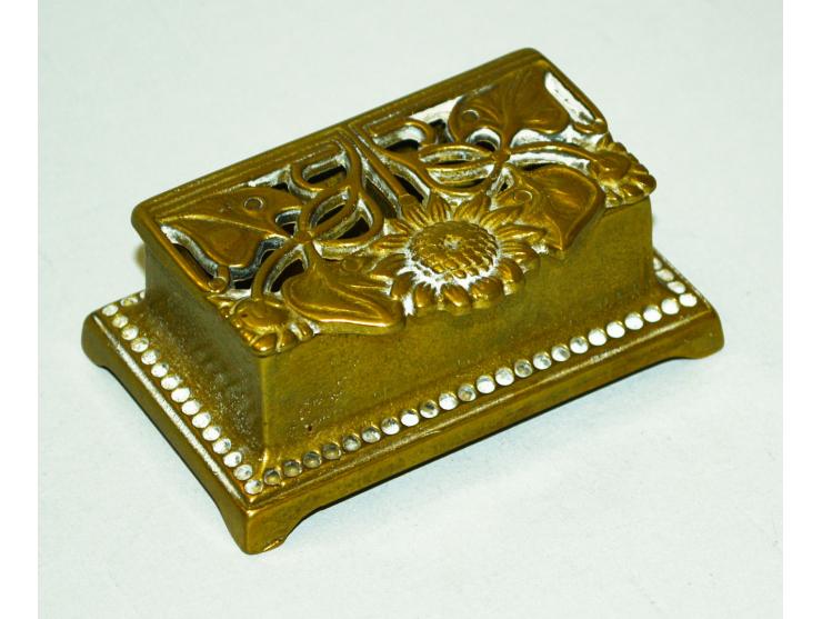 Briefmarkendose aus Bronze, reich verziert mit floralem Jugendstildesign, durchbrochen gearbeitet. Die Briefmarkendose enthäl