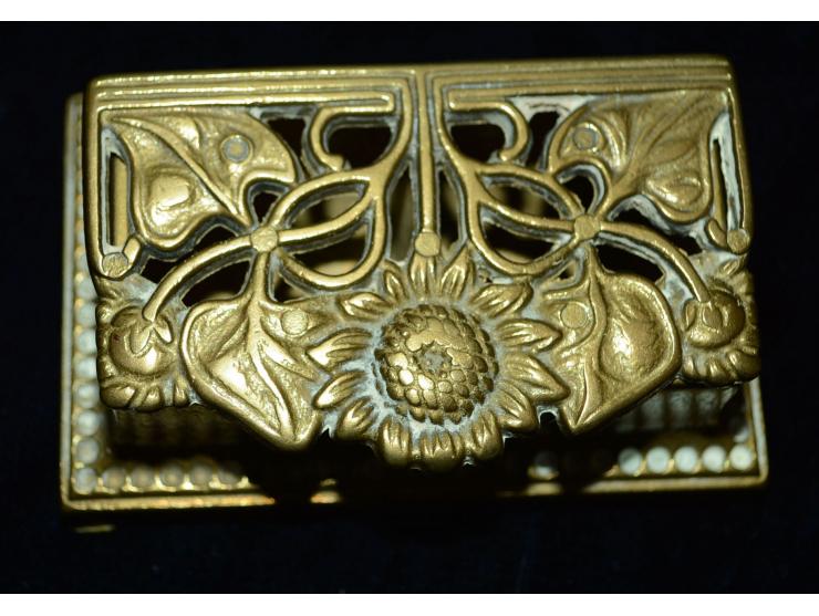 Briefmarkendose aus Bronze, reich verziert mit floralem Jugendstildesign, durchbrochen gearbeitet. Die Briefmarkendose enthäl