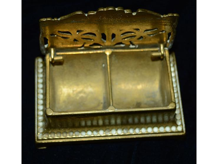 Briefmarkendose aus Bronze, reich verziert mit floralem Jugendstildesign, durchbrochen gearbeitet. Die Briefmarkendose enthäl