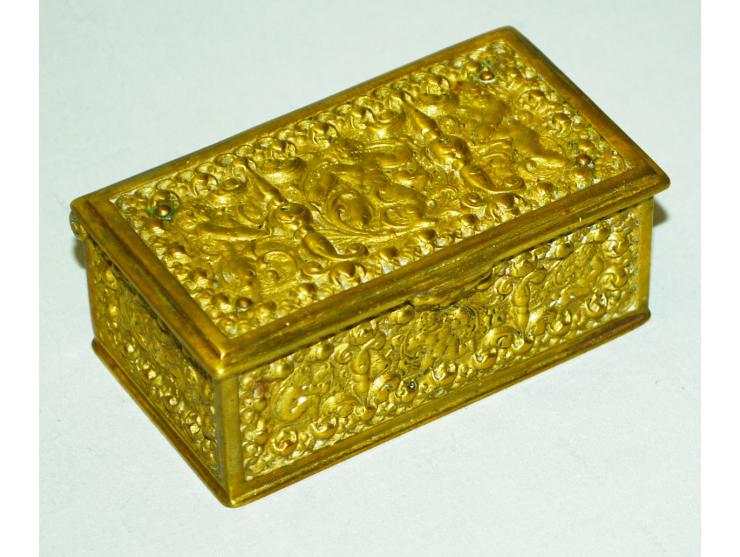 Briefmarkendose aus Bronze gefertigt mit Putti reich verziert. Die Briefmarkendose enthält drei Briefmarkenfächer. Saubere Er