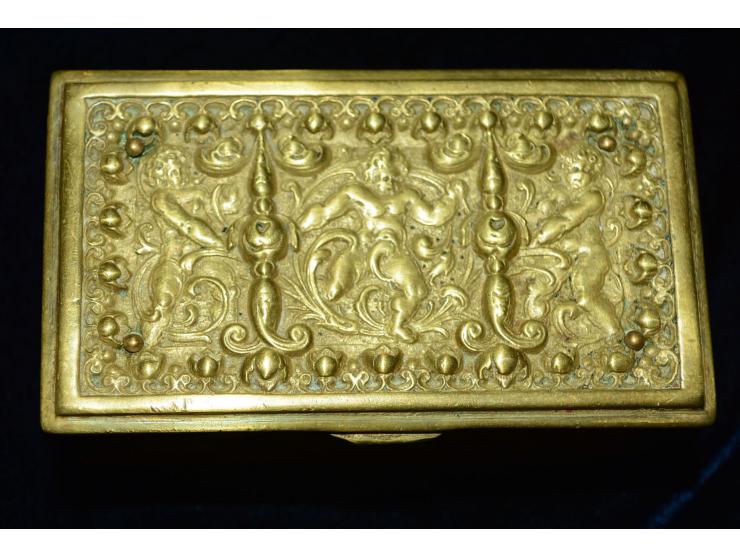 Briefmarkendose aus Bronze gefertigt mit Putti reich verziert. Die Briefmarkendose enthält drei Briefmarkenfächer. Saubere Er