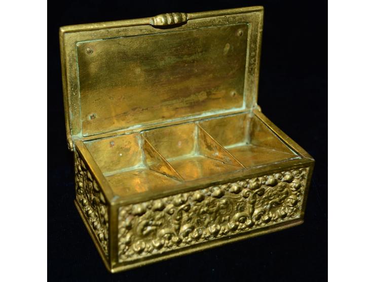 Briefmarkendose aus Bronze gefertigt mit Putti reich verziert. Die Briefmarkendose enthält drei Briefmarkenfächer. Saubere Er