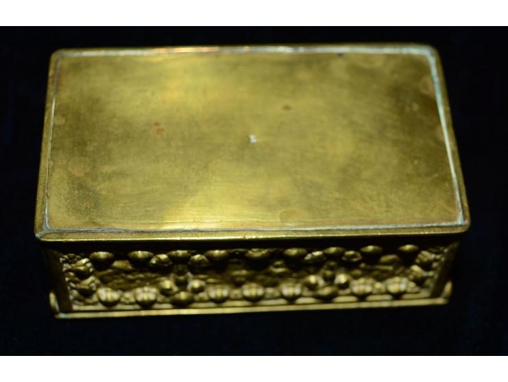 Briefmarkendose aus Bronze gefertigt mit Putti reich verziert. Die Briefmarkendose enthält drei Briefmarkenfächer. Saubere Er