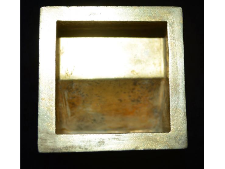 Große Briefmarkendose aus Bronze, reich verziert. Die Dose hat drei innenliegenden Briefmarkenfächer. Sehr schöne Erhaltung m