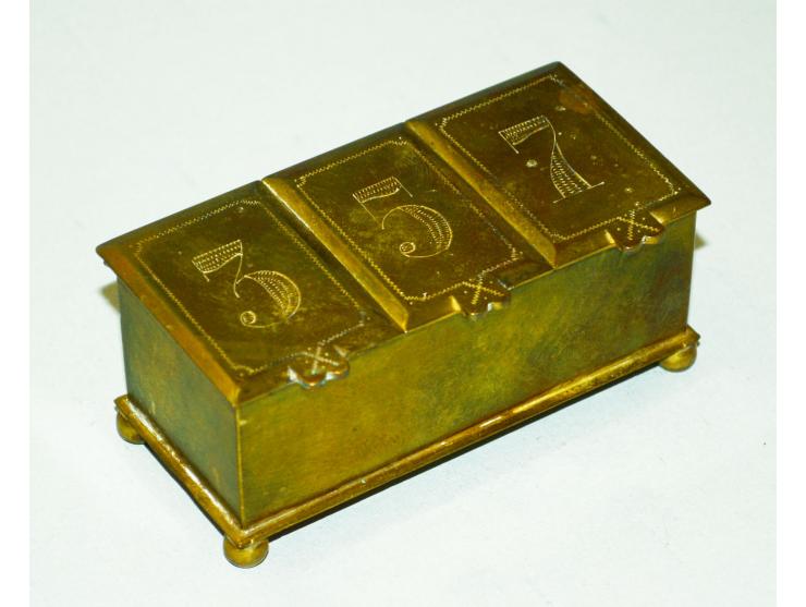 Briefmarkendose aus Bronze mit drei individuell verschliessbaren Briefmarkenfächern. Auf jedem Deckel ist eine Zahl eingravie