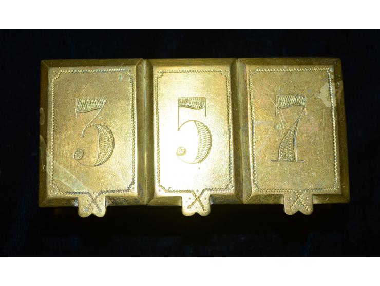Briefmarkendose aus Bronze mit drei individuell verschliessbaren Briefmarkenfächern. Auf jedem Deckel ist eine Zahl eingravie
