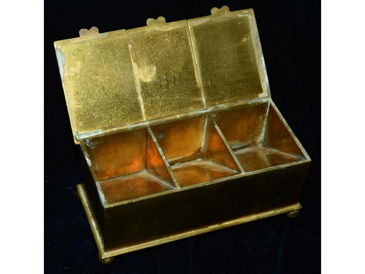 Briefmarkendose aus Bronze mit drei individuell verschliessbaren Briefmarkenfächern. Auf jedem Deckel ist eine Zahl eingravie
