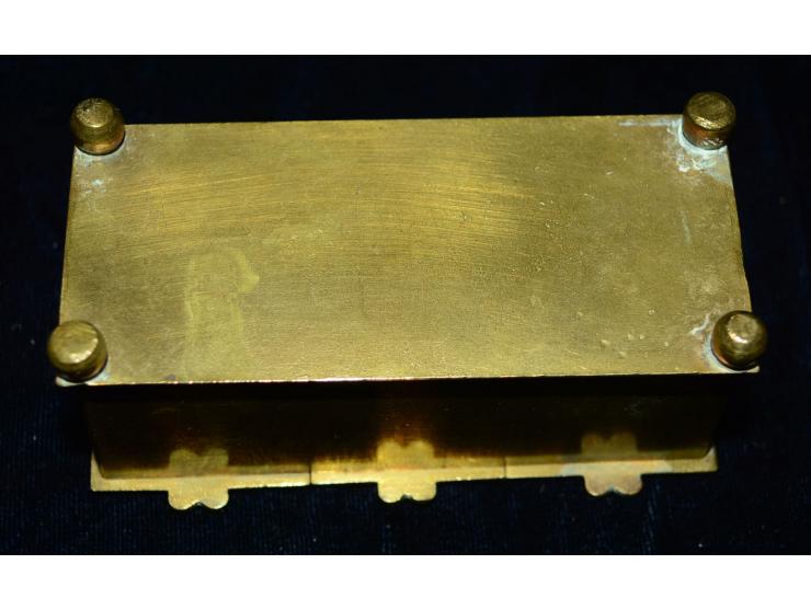 Briefmarkendose aus Bronze mit drei individuell verschliessbaren Briefmarkenfächern. Auf jedem Deckel ist eine Zahl eingravie