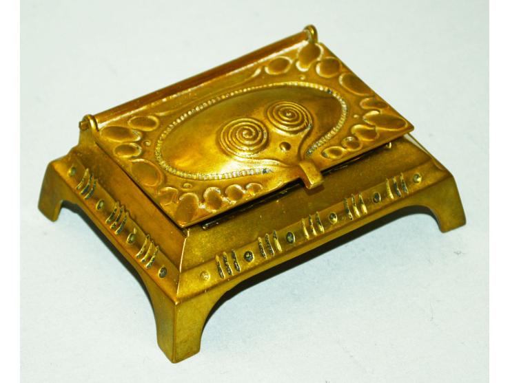 Briefmarkendose aus Bronze mit im Jugendstil verziertem Deckel. Die Dose hat zwei Breifmarkenfächer. Gebrauchsspuren. Ein sch