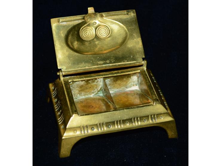 Briefmarkendose aus Bronze mit im Jugendstil verziertem Deckel. Die Dose hat zwei Breifmarkenfächer. Gebrauchsspuren. Ein sch