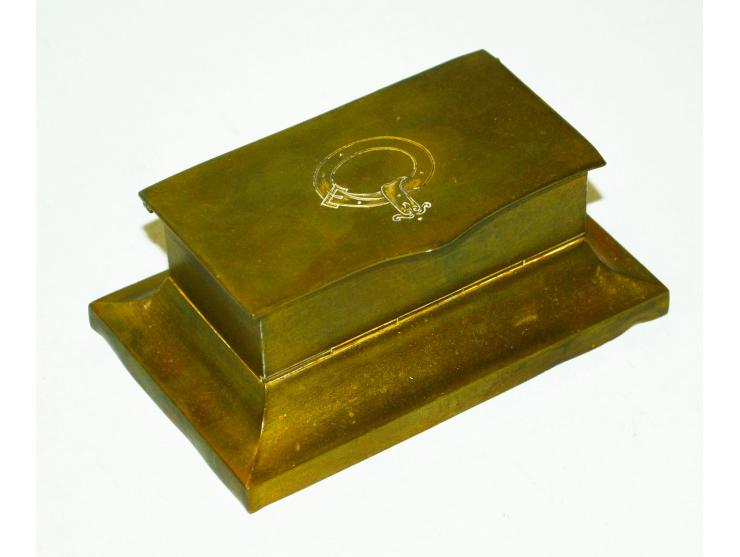 Briefmarkendose aus Bronze im schlichten Art Dekostil, innenseitig feuervergoldet. Sowohl Deckel als auch vordere Seitenwand 